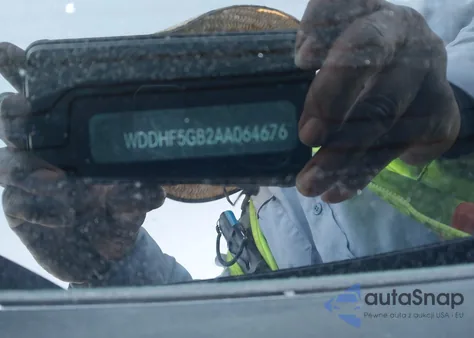 2010 Mercedes-Benz E 350 из США, поврежденный, VIN WDDHF5GB2AA064676